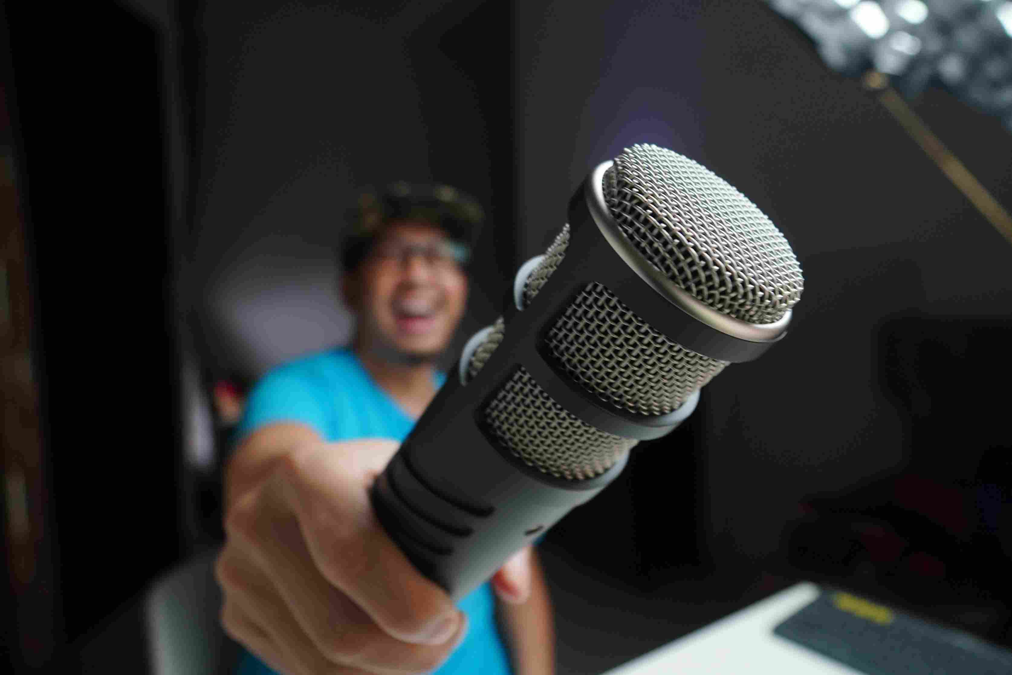 Man holding a mic